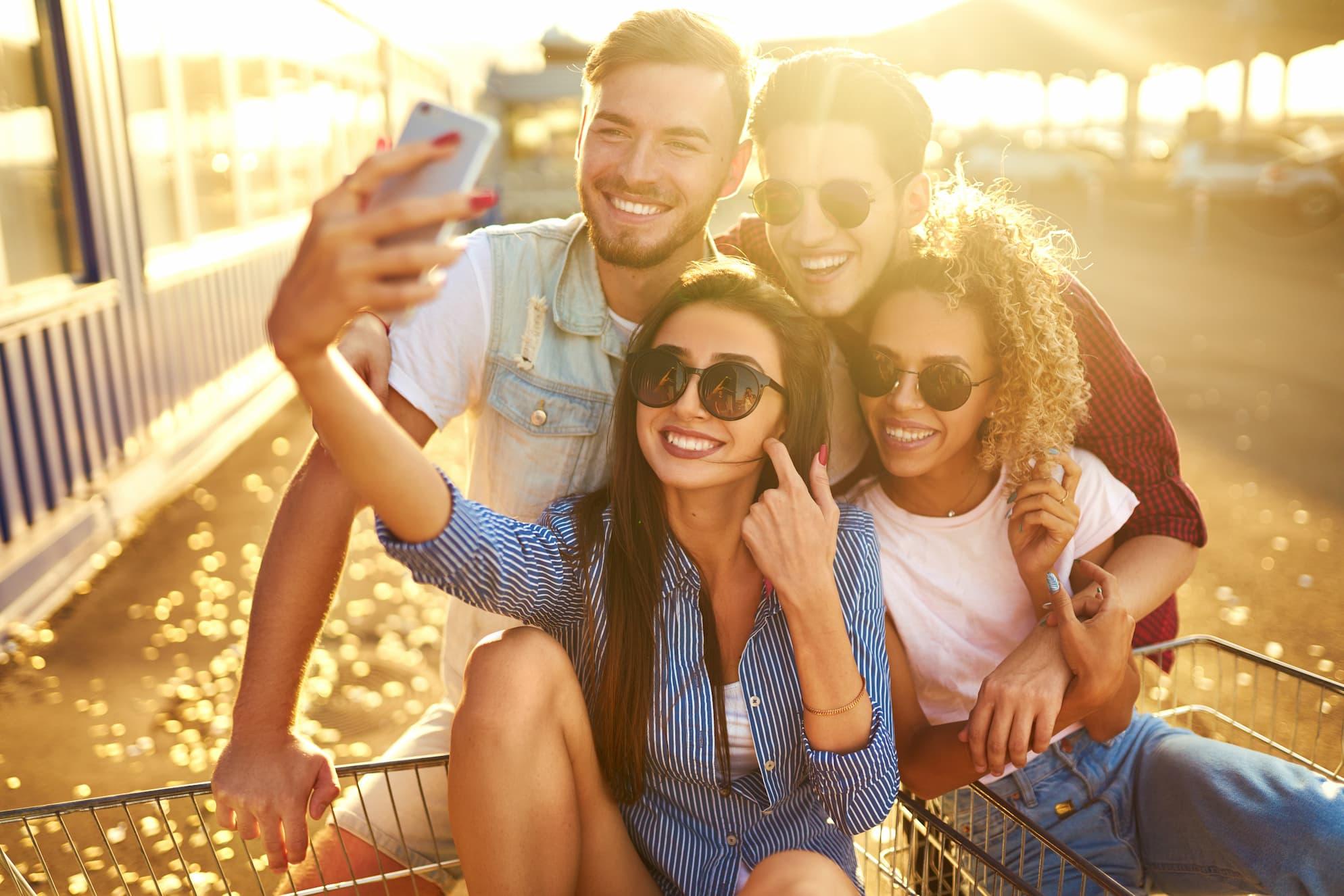 Pessoas sorrindo e celebrando a vida